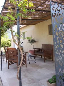 Ogród w obiekcie OUSTAOU DU GAYET gîte de charme avec piscine privée