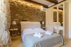 B&B Le Stanze di Ludovica في تيرمولي: غرفة نوم مع منشفتين بيض على سرير