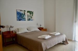 ein Schlafzimmer mit einem Bett mit zwei Handtüchern darauf in der Unterkunft Lovely 2 bedroom condo with free parking in Vlorë
