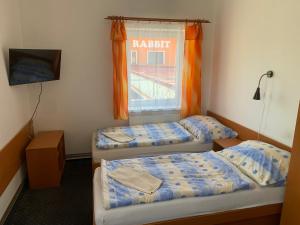 Rúm í herbergi á Hotel Rabbit