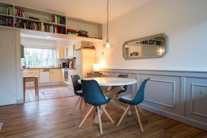 a kitchen and dining room with a table and chairs at Hus an de Marsch in Midlum