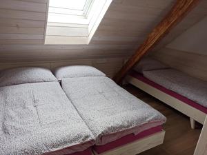 1 Schlafzimmer mit 2 Betten im Dachgeschoss in der Unterkunft Apartmán U Zastávky in Ratíškovice