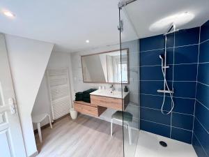 a bathroom with a glass shower and a sink at Le Refuge d'Omer in Saint-Omer