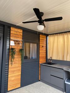 uma cozinha com uma porta preta e uma ventoinha de tecto em Mobile Homes Fran em Privlaka