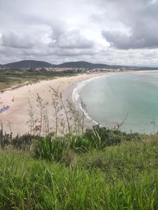 vistas a una playa con gente en el agua en casatemporada05, en Cabo Frío