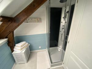 een badkamer met een douche op zolder bij « La Belle Vie » Brittany, ideal for 2 to 6 people 