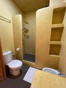 a small bathroom with a toilet and a shower at Riad excellence luxe in Marrakech