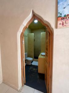 マラケシュにあるRiad excellence luxeのトイレ付きのバスルームへの入り口