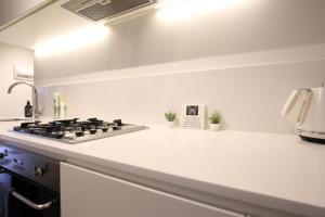 a kitchen with a stove and a white counter top at Dudley Cosy 2 beds 2 Baths with free parking in Melbourne