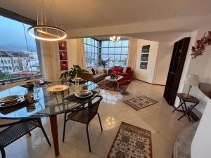 sala de estar con mesa de cristal y sillas en Amplio, cómodo y moderno apartamento cerca al Mall, en Lima