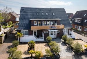 eine Luftansicht eines Hauses mit Dach in der Unterkunft Hotel Luina Beach in Büsum