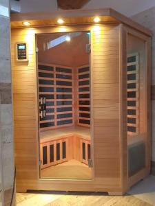 una sauna de madera en una habitación con paneles de madera en Bodrogpart Vendégház Tokaj en Tokaj