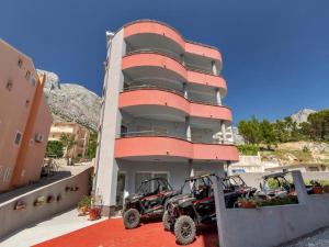 ein Gebäude mit zwei ATvs, die davor geparkt sind in der Unterkunft Villa Juric in Baška Voda