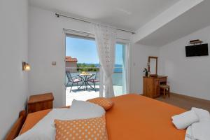 1 dormitorio con cama y vistas al océano en Villa Juric, en Baška Voda