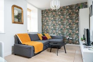 a living room with a couch and a tv at Modern & Spacious flat in the Centre of Bristol! in Bristol