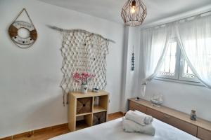 1 dormitorio con 1 cama y reloj en la pared en Apartamentos La Perla Azul, en Málaga