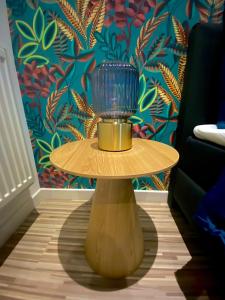 uma mesa com um recipiente de vidro em cima em “De Koelemert” em Aalst