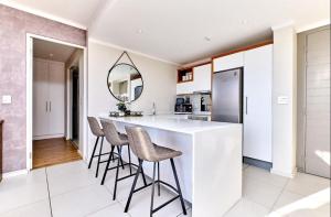 Kitchen o kitchenette sa Executive and Spacious Apartments in Masingita Towers Sandton