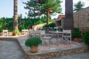 A garden outside 7 Islands
