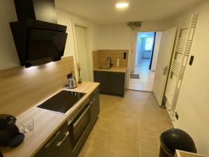 Kuchyň nebo kuchyňský kout v ubytování Schöne Wohnung mit Garten beim Outletcenter 5 km