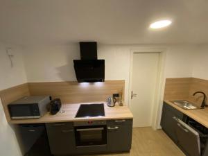 Kuchyň nebo kuchyňský kout v ubytování Schöne Wohnung mit Garten beim Outletcenter 5 km