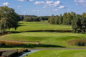 widok na pole golfowe z zielonym w obiekcie Villa Schuwardt auf Nordend w mieście Rathenow