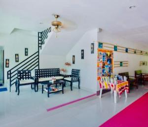 a room with benches and tables and a staircase at Da Kanda Villa Beach Resort in Thong Sala