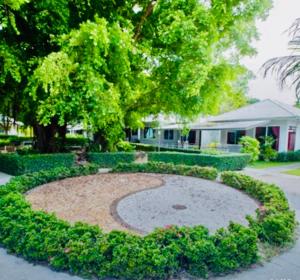 a circular garden in front of a house at Da Kanda Villa Beach Resort in Thong Sala