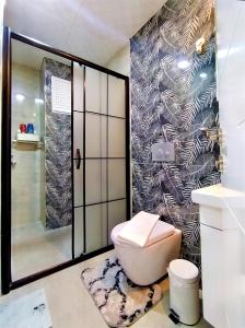 ein Bad mit einem WC und einer Dusche in der Unterkunft Central and Fully Furnished Flat in Muratpasa in Antalya