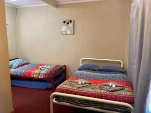 um quarto com duas camas num quarto em Royal Mail Hotel - Meekatharra em Meekatharra