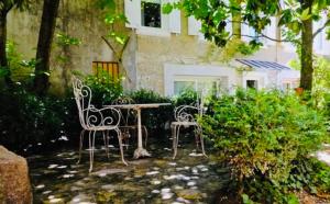 two chairs and a table in a garden at Maison centre historique Le Préau saint Jacques in Castres