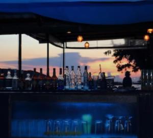 a bar with a lot of bottles and glasses at Da Kanda Villa Beach Resort in Thong Sala