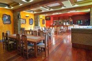 um restaurante com mesas e cadeiras de madeira e um bar em Kasztelan em Krosno