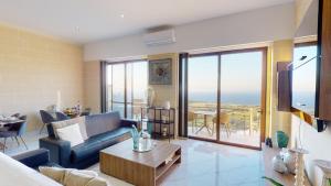 uma sala de estar com um sofá e uma mesa em Dubhlina - Luxury Bed & Breakfast - Gozo em Żebbuġ