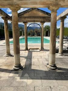 un pabellón con piscina en un parque en La Mascotte des thermes de Montbrun les bains, en Montbrun-les-Bains