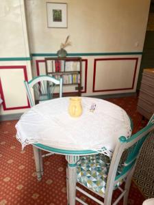 Część wypoczynkowa w obiekcie La Mascotte des thermes de Montbrun les bains