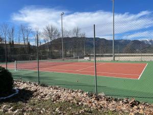 Tenis lub squash w obiekcie La Mascotte des thermes de Montbrun les bains lub w pobliżu