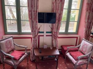 Telewizja i/lub zestaw kina domowego w obiekcie La Mascotte des thermes de Montbrun les bains