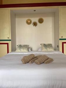 duże białe łóżko z dwoma ręcznikami w obiekcie La Mascotte des thermes de Montbrun les bains w mieście Montbrun-les-Bains +14 zdjęć