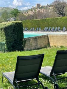 Basen w obiekcie La Mascotte des thermes de Montbrun les bains lub w pobliżu