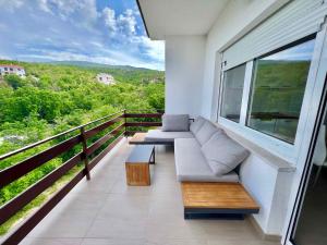 balcón con sofás y vistas a las montañas en Apartment in Jadranovo 44071, en Jadranovo