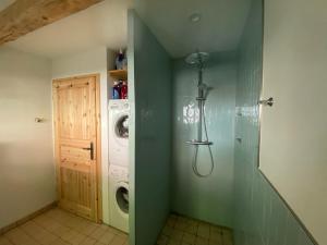 a bathroom with a washing machine and a washer at Das Hexenhaus: Haus im Wald in Rinchnach +24 photos
