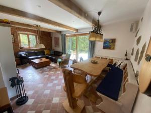 a living room with a table and a couch at Das Hexenhaus: Haus im Wald in Rinchnach