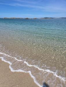 En strand vid eller i närheten av lägenheten