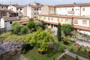 una vista aérea de una ciudad con árboles y edificios en Antica Dimora Sant'Anna, en Florencia