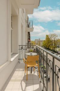 Balcony o terrace sa Apartment with Balcony Warsaw's Praga by Renters