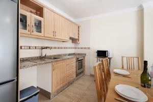 A kitchen or kitchenette at Las Brisas Playa San Juan