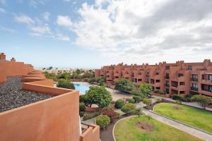 een balkon met uitzicht op een appartementencomplex bij Ático Beach Sotavento in La Tejita