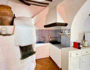A kitchen or kitchenette at Villa Pomelia, Villa nel corso di Santa Marina Salina a 50 mt dal mare