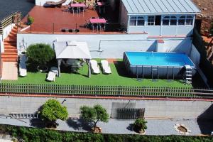 an aerial view of a backyard with a swimming pool at Espacio Kybalion in Argentona